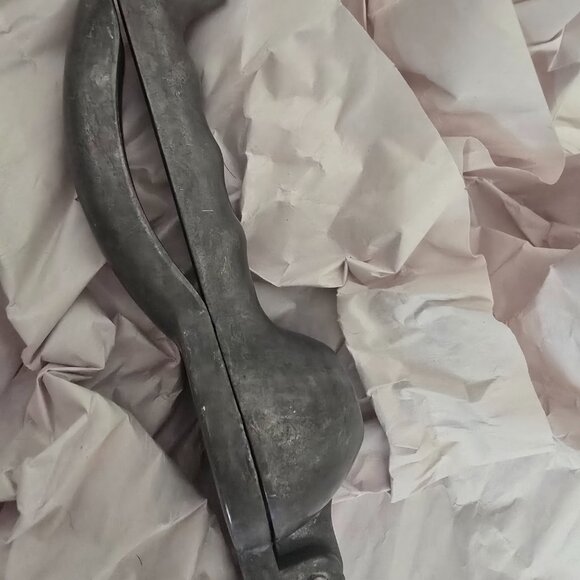 Heavy-Duty Metal Lemon Squeezer  Manual Citrus Juicer Press - Picture 3 of 3